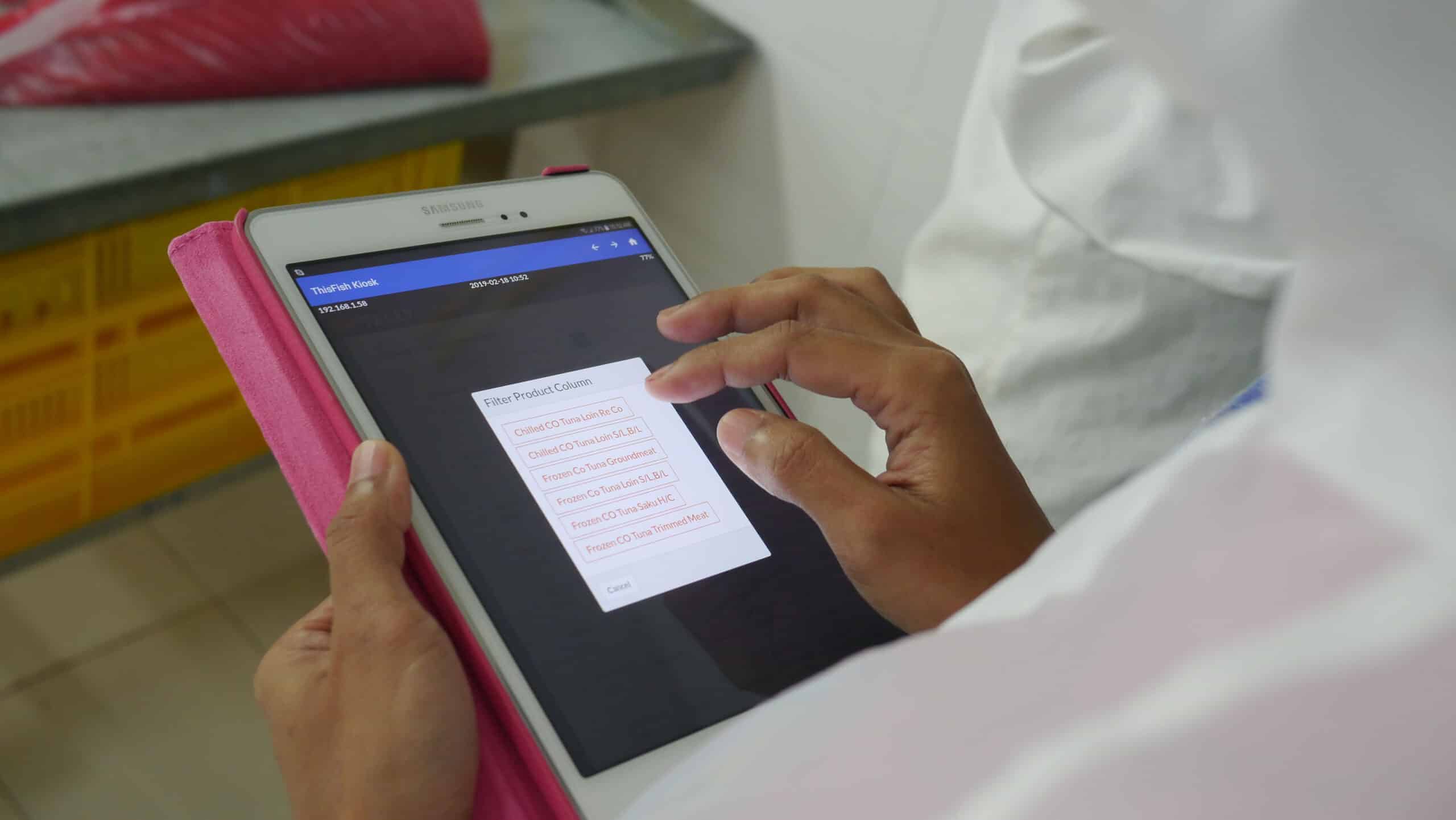 Un trabajador utiliza una tableta Tally para introducir formularios