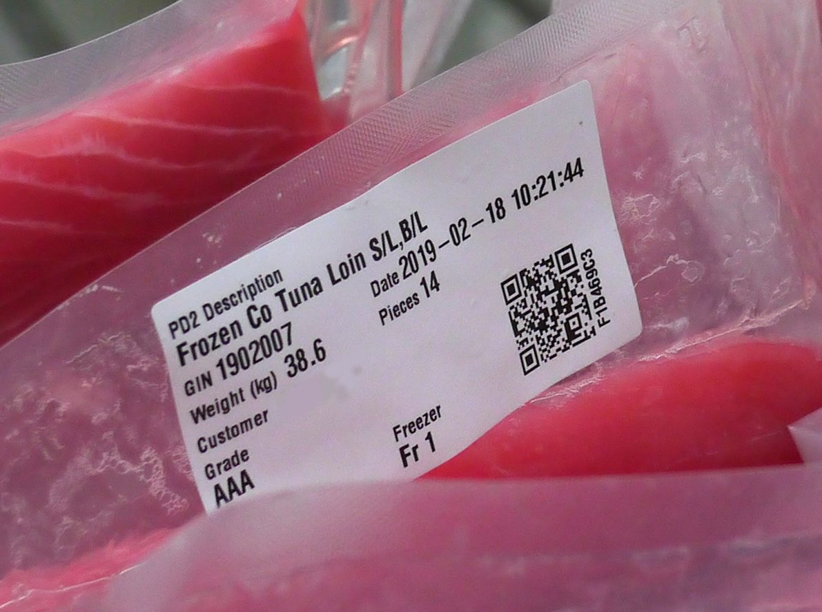 Um código de barras de Tally num saco de peixe congelado